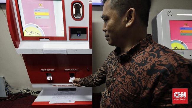 mesin Anjungan Dukcapil Mandiri Petugas mengambil contoh kartu tanda penduduk elektronik (E-KTP) yang dicetak melalui mesin Anjungan Dukcapil Mandiri di Jakarta, Jumat, 22 November 2019. Kementerian Dalam Negeri (Kemendagri) mengajukan anggaran sebesar Rp15 miliar untuk mengembangkan mesin Anjungan Data Mandiri (ADM) guna mencetak berbagai dokumen kependudukan, seperti mulai dari KTP elektronik, akta lahir, kartu keluarga, kartu identitas anak (KIA), hingga akta kematian.
