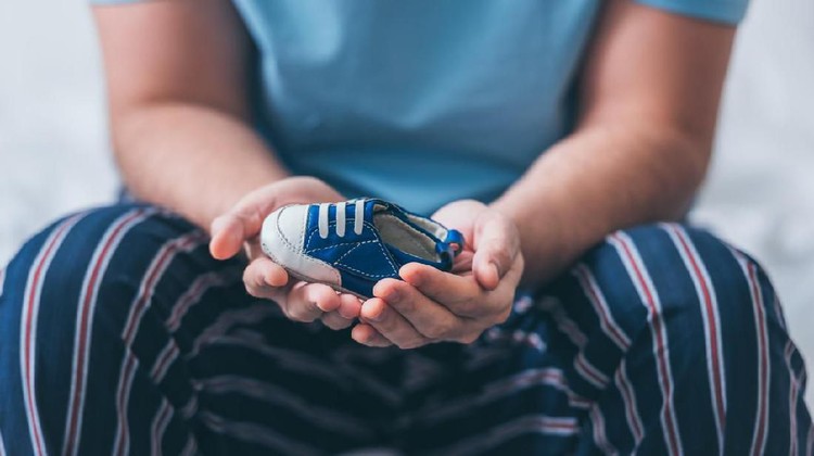 Bentuk Dukungan buat Calon Ayah yang Istrinya Keguguran Rasa kehilangan karena keguguran tak hanya dirasakan seorang wanita, Bun. Suami atau calon ayah juga merasa kehilangan dan butuh dukungan untuk mengatasinya.