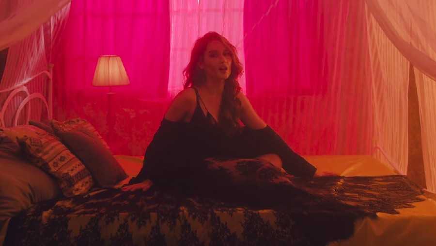 Lirik Lagu Caliente - Cinta Laura Kiehl Ulasan mengenai lirik lagu terbaru CInta Laura Kiehl yang berjudul Caliente.
