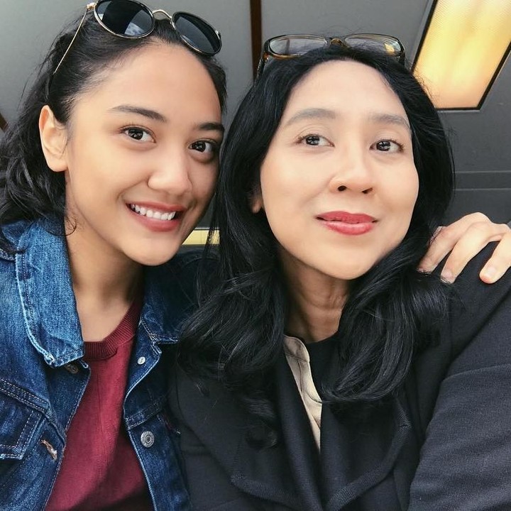 Saking dekatnya ibu dan anak ini, beberapa netizen yang berkomentar, Putri Tanjung dan ibunya terlihat mirip lho. (Foto: Instagram @putri_tanjung)