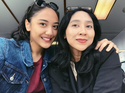 Potret Kedekatan Putri Tanjung, Stafsus Presiden Termuda dengan Ibunda