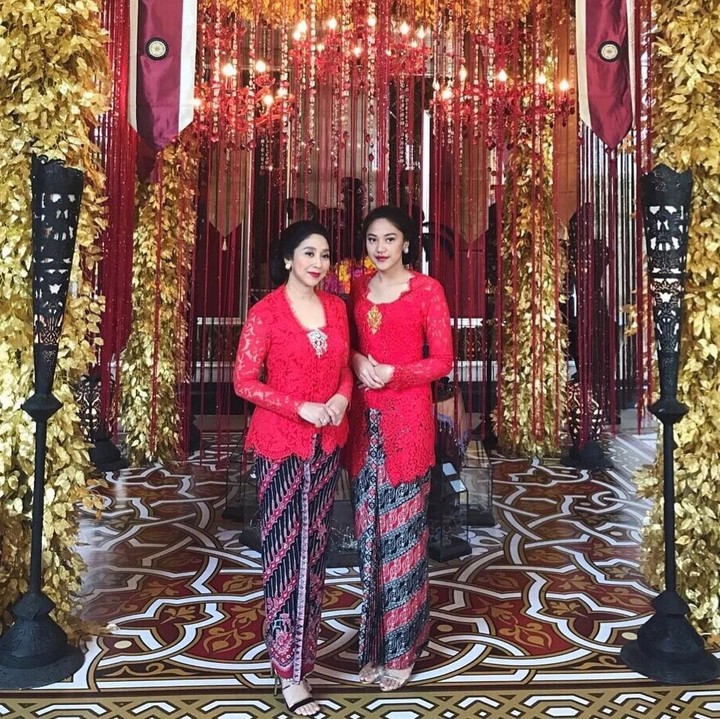 Lihat saja ketika mereka berdua menggunakan kebaya merah ini. Terlihat sama-sama anggun kan, Bun? (Foto: Instagram @putri_tanjung)