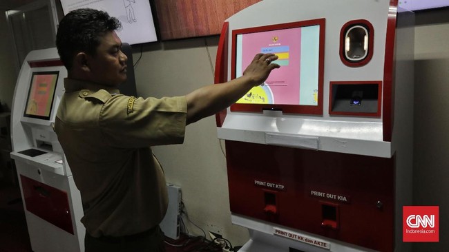 Petugas  mengambil contoh kartu tanda penduduk elektronik (E-KTP) yang dicetak melalui mesin Anjungan Dukcapil Mandiri di Jakarta, Jumat, 22 November 2019. Kementerian Dalam Negeri (Kemendagri) mengajukan anggaran sebesar Rp15 miliar untuk mengembangkan mesin Anjungan Data Mandiri (ADM) guna mencetak berbagai dokumen kependudukan, seperti mulai dari KTP elektronik, akta lahir, kartu keluarga, kartu identitas anak (KIA), hingga akta kematian.
