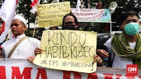 Massa FPI Putihkan Bandara Soetta Sambut Rizieq Shihab Pulang