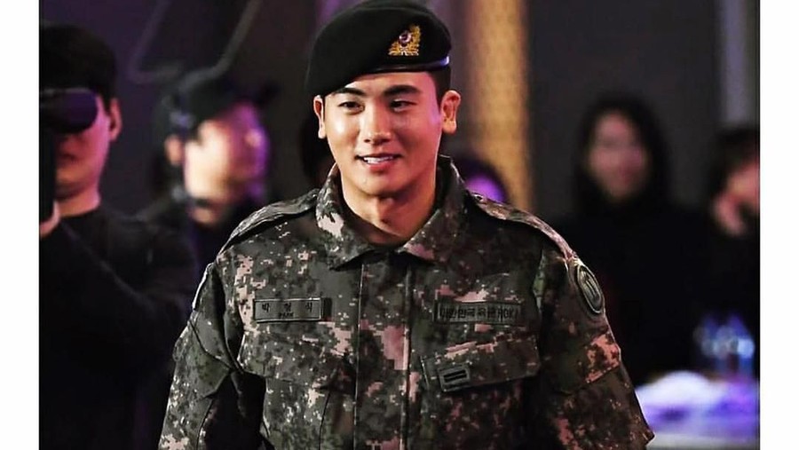 Park Hyung Sik kenakan seragam militer di Blue Dragon Film Awards. 