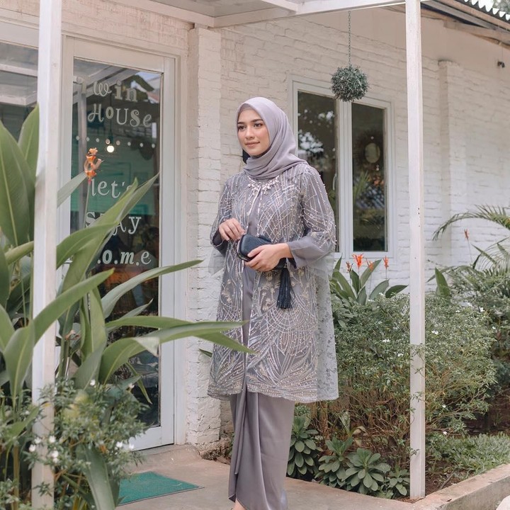 <div>Warna abu-abu bisa kok terlihat elegan untuk busana kondangan. Salah satunya yang dikenakan oleh Mega Iskanti ini. Mega mengenakan satu set atasan dan rok dari Prapara.</div>(Foto: Instagram @megaiskanti)