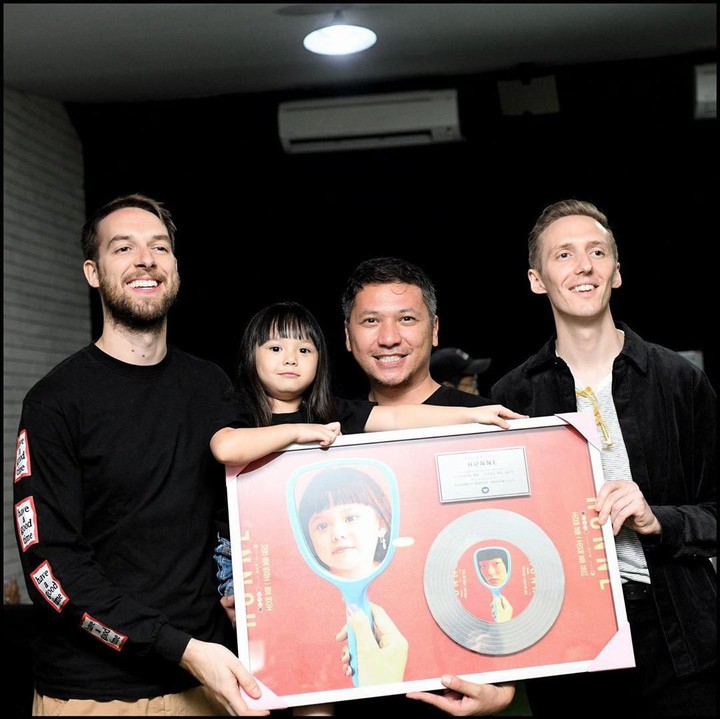 <p>Band Honne mengapresiasi video viral Gempi yang menyanyikan lagunya, <em>Location Unkown.</em> Semalam, Kamis (21/11/2019) mereka konser di Jakarta dan bertemu dengan Gempi. (Foto: Instagram @gadiiinng)</p>