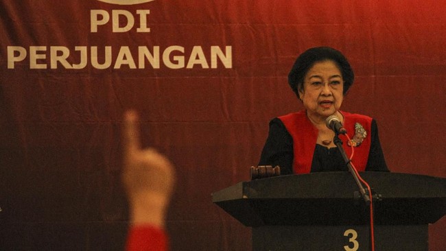 Ketua Umum PDI Perjuangan Megawati Soekarnoputri memberikan sambutan saat pembukaan sekolah pimpinan legislatif di Kinasih Resort, Depok, Jawa Barat, Jumat (22/11/2019). PDI Perjuangan menggelar sekolah pimpinan legislatif gelombang pertama bagi kader pimpinan DPRD Provinsi atau Kabupaten dan Kota se-Indonesia yang diikuti oleh 102 peserta. ANTARA FOTO/Asprilla Dwi Adha/pras.