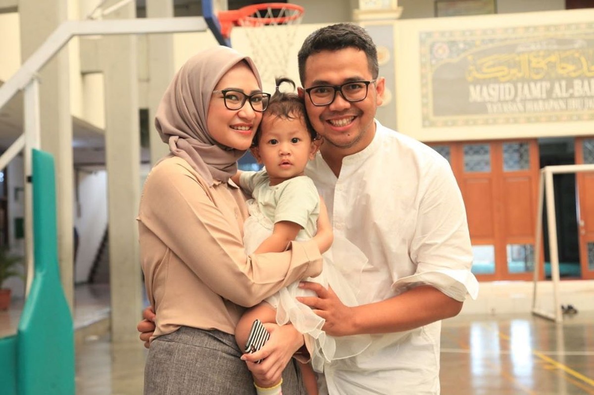 Angkie Yudistia jadi sorotan setelah menjadi salah satu staf khusus Presiden Jokowi dengan keterbatasan mendengar&period; Keluarga kecilnya pun ikut tersorot&period;