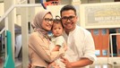 Jadi Staf Khusus Jokowi, Ini Potret Keluarga Kecil Angkie Yudistia Angkie Yudistia jadi sorotan setelah menjadi salah satu staf khusus Presiden Jokowi dengan keterbatasan mendengar. Keluarga kecilnya pun ikut tersorot.