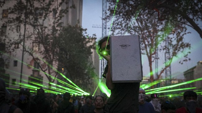 Satu di antara banyak senjata yaitu senjata laser Zadira yang belakangan menarik perhatian dunia.