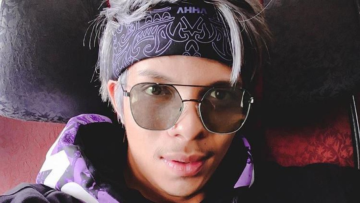 Beberapa gaya warna rambut yang fenomenal ala Atta Halilintar&comma; pria yang sedang dekat dengan Aurel Hermansyah&comma; versi Insertlive&period;