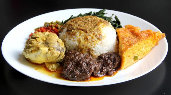 Anggota DPR asal Sumatera Barat kecam usaha kuliner khas Minangkabau yang menjual menu rendang berbahan daging babi di Jakarta.