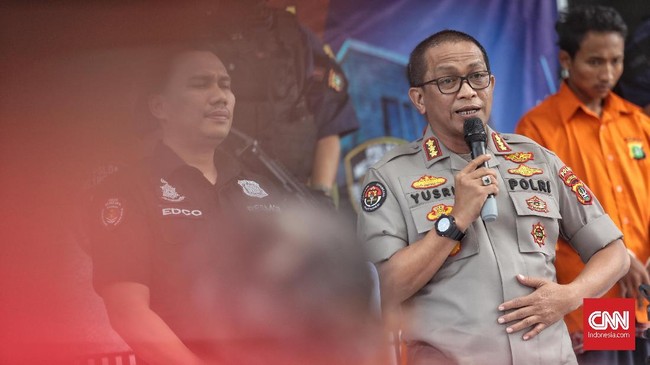Kabid Humas Polda Metro Jaya, Kombes Yusri Yunus saat memberikan keterangan kepada wartawan terkait pengungkapan kasus pencurian, kasus pengeroyokan, dan kasus perjudian jenis koprok di Gedung Direskrimum Polda Metro Jaya, Jakarta, Jumat, 22 November 2018. CNN Indonesia/Bisma Septalisma