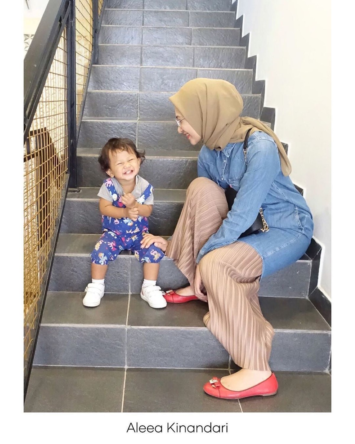 Angkie Yudistia jadi sorotan setelah menjadi salah satu staf khusus Presiden Jokowi dengan keterbatasan mendengar&period; Keluarga kecilnya pun ikut tersorot&period;