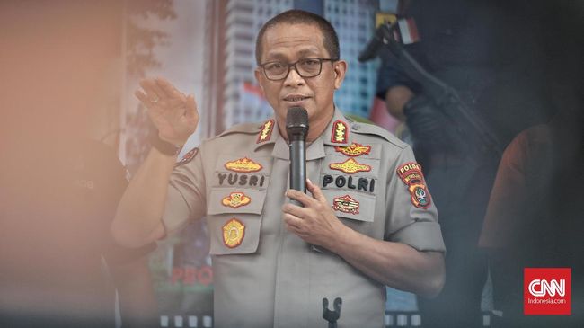 Polisi Temukan Ekstasi di Tempat Sampah Saat Tangkap Lucinta Kabid Humas Polda Metro Jaya mengatakan saat penggerebekan polisi mendapatkan tiga butir pil diduga ekstasi yang berada di dalam keranjang sampah.