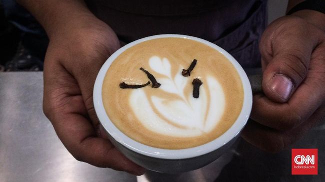 Pelanggan dapat menyecap secangkir kopi hangat yang menemani aktivitas kerja di Tujuhari Coffee.