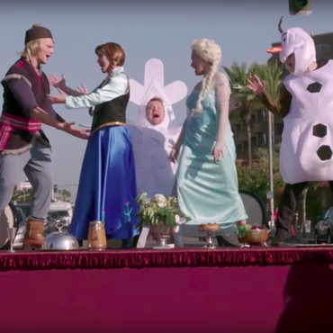 Pemain 'Frozen II' Kacaukan Lalu Lintas di Jalan Raya