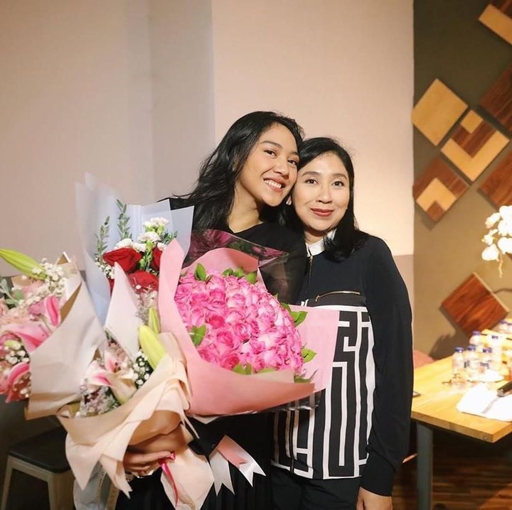 Dalam salah satu caption Instagram-nya, Putri Tanjung mengatakan bahwa berkat didikan sang ibu, ia bisa menjadi pribadi yang mandiri dan kuat. (Foto: Instagram @putri_tanjung)