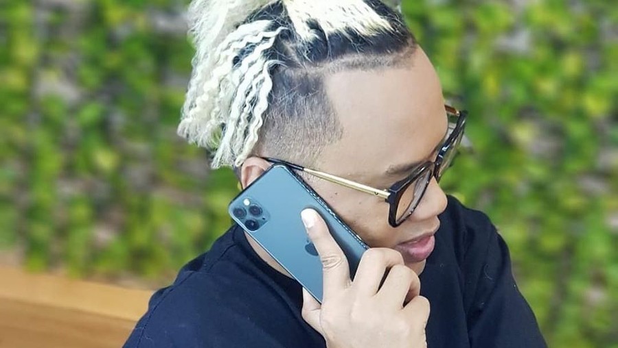iPhone 11 akan resmi masuk Indonesia pada 6 Desember mendatang. Berikut deretan artis yang sudah lebih dulu memamerkan iPhone 11 miliknya.