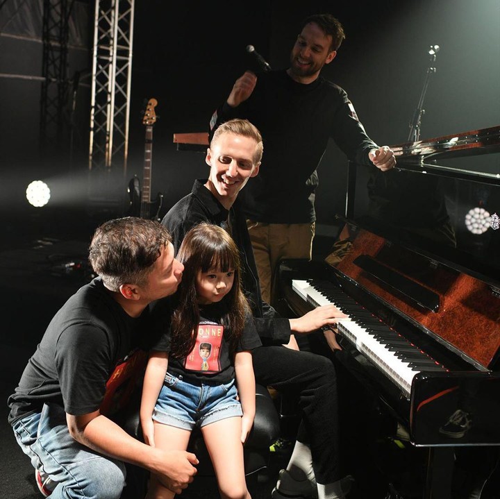 <p>Gempi nampak duduk dan bermain piano dengan para personel Honne. Lucu banget ya, Bun. Gading mencoba menghibur Gempi, dan tidak ingin itu dipaksakan agar tak berdampak buruk untuk putri semata wayangnya. (Foto: Instagram @gadiiinng)</p>