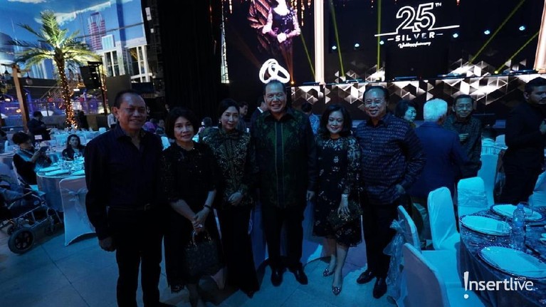 Chairul Tanjung dan Anita Tanjung merayakan ulang tahun pernikahan mereka yang ke-25 di Trans Studio Mall, Cibubur. Intip potret kebahagiaan pasangan ini. 