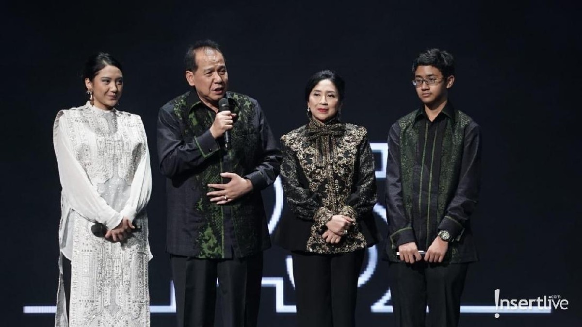 Ucapkan rasa terima kasih di perayaan pernikahan perak Chairul Tanjung dan Anita Ratnasari Tanjung&comma; Putri Tanjung berurai air mata&period;