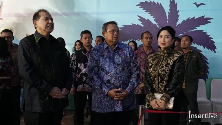 Chairul Tanjung dan Anita Tanjung merayakan ulang tahun pernikahan mereka yang ke-25 di Trans Studio Mall, Cibubur. Intip potret kebahagiaan pasangan ini. 
