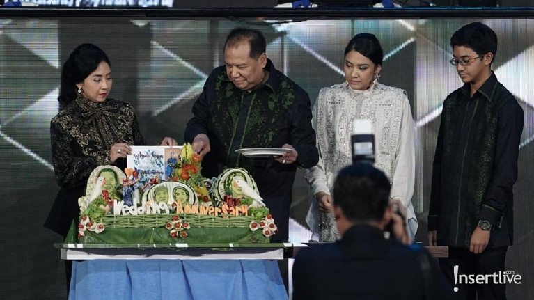 Ucapkan rasa terima kasih di perayaan pernikahan perak Chairul Tanjung dan Anita Ratnasari Tanjung, Putri Tanjung berurai air mata.