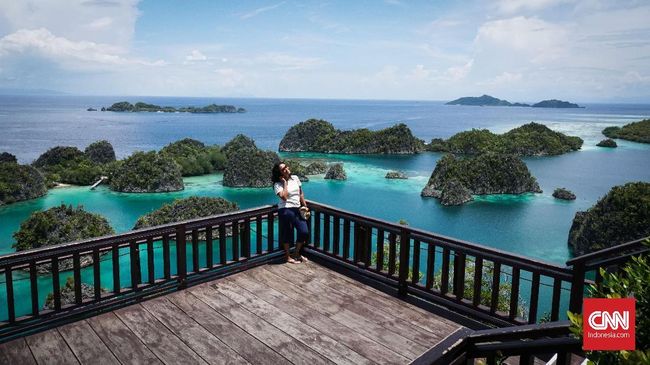 Selain bawah lautnya, Raja Ampat juga terkenal dengan keindahan gugusan pulau-pulau karst-nya.