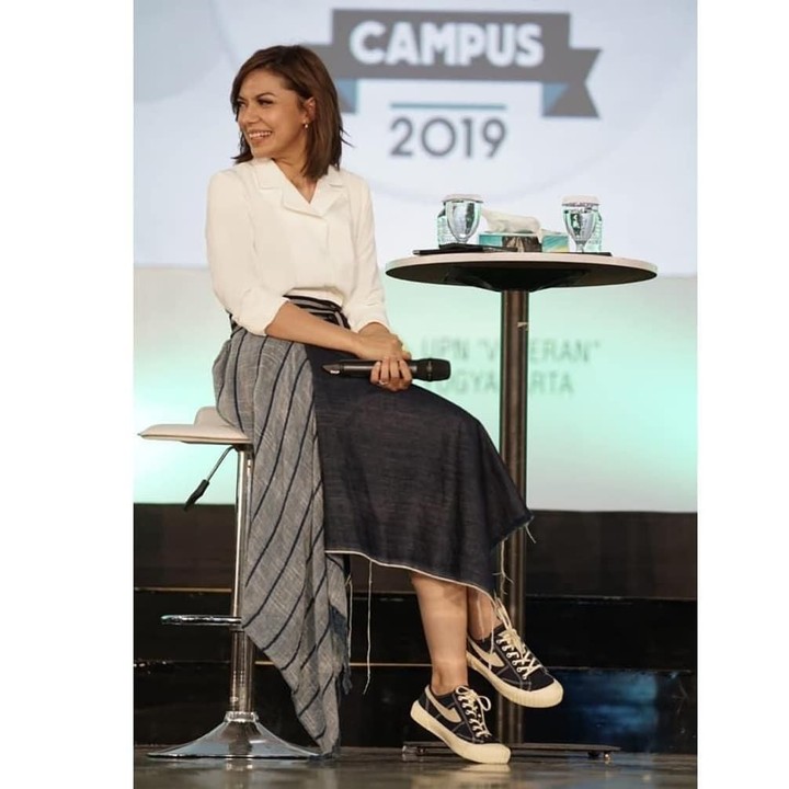 <p>Lagi, saat menghadiri acara di sebuah kampus, Najwa Shihab juga tampak mengenakan sneakers Compass berwarna hitam. (Foto: Instagram @najwashihab)</p>