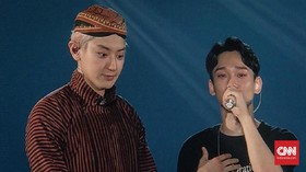 Blangkon dan Peci, Kala EXO Mencoba Jadi Orang Indonesia