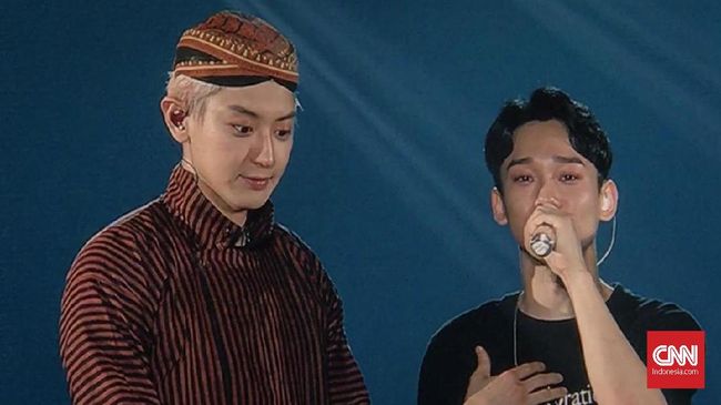 Blangkon dan Peci, Kala EXO Mencoba Jadi Orang Indonesia Baju surjan serta blangkon khas Solo menjadi hal unik yang dibawa Chanyeol EXO dalam konser EXO PLANET #5-EXplOration- in JAKARTA di ICE, BSD, Sabtu (23/11).
