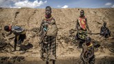 FOTO: Menolak Tunduk pada Perubahan Iklim Pengungsi di Turkana, Kenya, Afrika, berhadapan dengan perubahan iklim. Namun di tengah himpitan cuaca ekstrem dan situasi serba minim, mereka bertahan hidup.