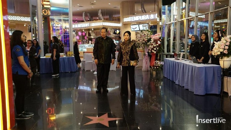 Chairul Tanjung dan Anita Tanjung merayakan ulang tahun pernikahan mereka yang ke-25 di Trans Studio Mall, Cibubur. Intip potret kebahagiaan pasangan ini. 
