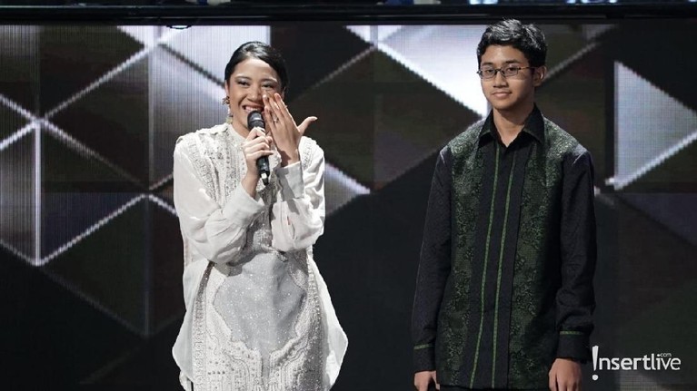 6 Potret Haru Putri Tanjung di Perayaan Pernikahan Perak Orangtuanya Ucapkan rasa terima kasih di perayaan pernikahan perak Chairul Tanjung dan Anita Ratnasari Tanjung, Putri Tanjung berurai air mata.