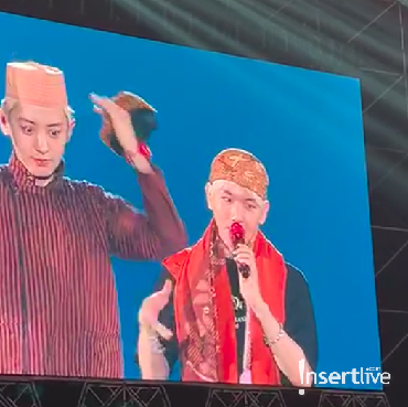 Hebohnya Ketika Personel EXO Pakai Lurik dan Blangkon di Atas Panggung