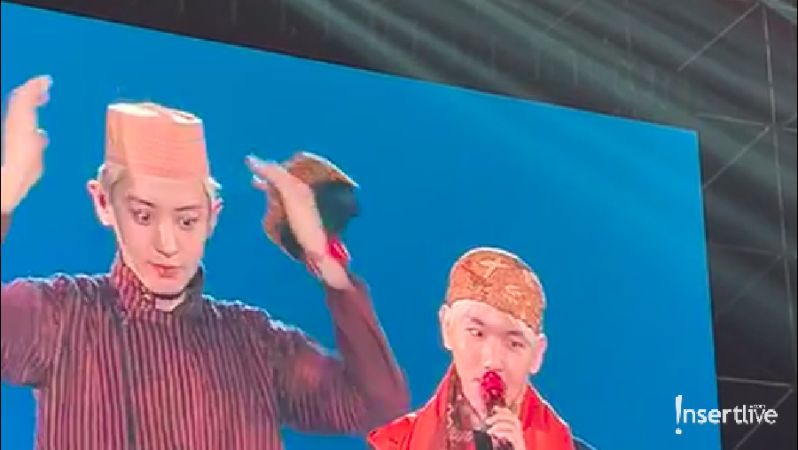 Dua personel EXO mengejutkan peggemarnya saat muncul menggunakan blangkon dan lurik di atas panggung.