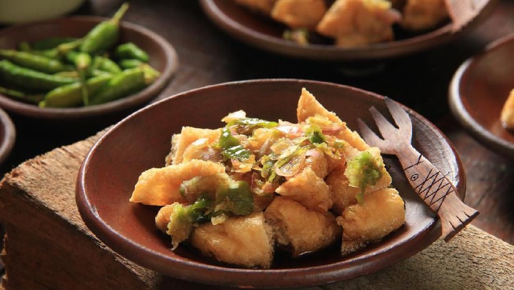 Untuk Bunda pecinta hidangan pedas, cocok banget mencoba resep tahu gejrot yang pedasnya nendang banget.