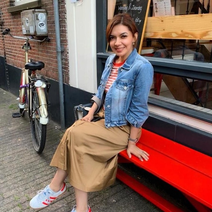 <p>Penampilan Najwa Shihab kali ini tak terlihat seperti usia 42 tahun ya, Bunda. Najwa tampak seperti anak muda dengan atasan kaus garis merah putih, jaket denim, dan rok cokelat. Gayanya semakin keren dengan sepatu sneakers berwarna putih. (Foto: Instagram @najwashihab)</p>