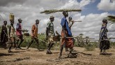 FOTO: Menolak Tunduk pada Perubahan Iklim Pengungsi di Turkana, Kenya, Afrika, berhadapan dengan perubahan iklim. Namun di tengah himpitan cuaca ekstrem dan situasi serba minim, mereka bertahan hidup.