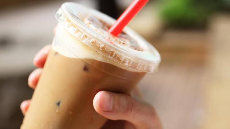 Aman enggak sih ibu menyusui suka minum es kopi susu kekinian?