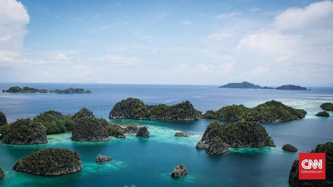 Kapal pesiar berbendera asing yakni Aqua Blu kandas di perairan Wayag, Raja Ampat, Kamis (19/12).
