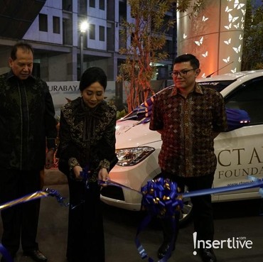 Potret Perayaan Ulang Tahun Pernikahan Perak Chairul Tanjung dan Istri