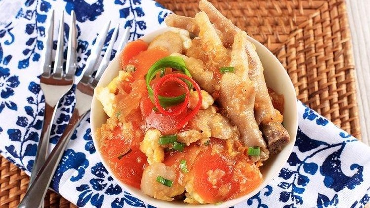 Santai di akhir pekan, saatnya Bunda sajikan menu andalan keluarga dan anak-anak: Seblak Ceker.