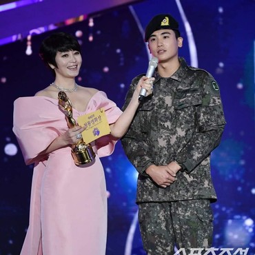 Pakai Seragam Tentara, Park Hyung Sik Raih Penghargaan di Blue Dragon