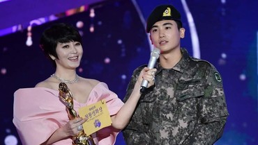 img-title Pakai Seragam Tentara, Park Hyung Sik Raih Penghargaan di Blue Dragon