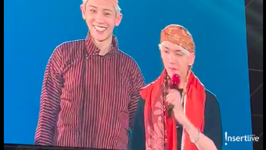 Chanyeol EXO suskes buat fans histeris saat tampil memakai lurik dan blangkon.