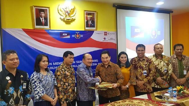 PT Karya Citra Nusantara memberikan beasiswa kepada taruna Sekolah Tinggi Ilmu Pelayaran sebagai bagian upaya peningkatan kualitas SDM di bidang maritim.