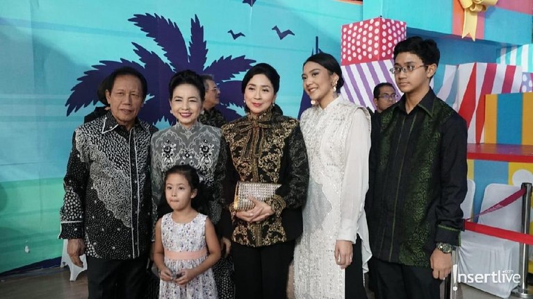 Potret Perayaan Ulang Tahun Pernikahan Perak Chairul Tanjung dan Istri Chairul Tanjung dan Anita Tanjung merayakan ulang tahun pernikahan mereka yang ke-25 di Trans Studio Mall, Cibubur. Intip potret kebahagiaan pasangan ini.